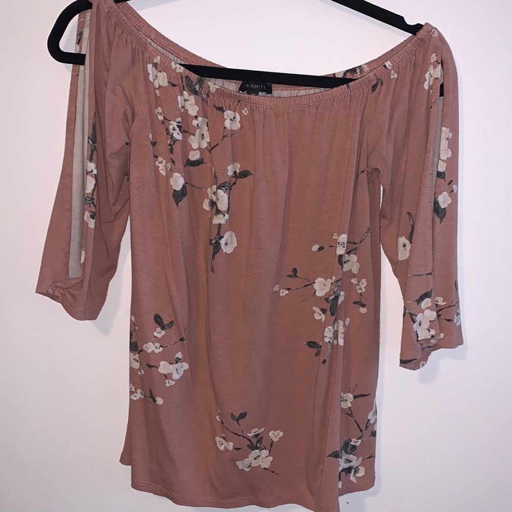 NWOT Dynamite size S shirt with pretty open sleeve detail